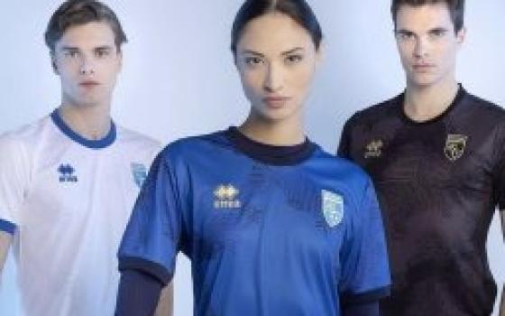 رياضيون يرتدون قمصانًا من إنتاج شركة "إريا"