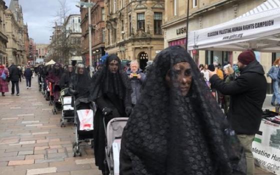 مظاهرة نسوية صامتة في غلاسكو تخليدًا لأطفال غزة الشهداء
