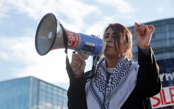 صبية تهتف باحتجاج داعم لفلسطين