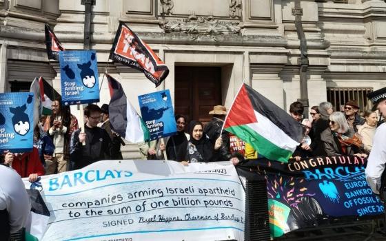 احتجاج ضد دعم باركليز للإبادة