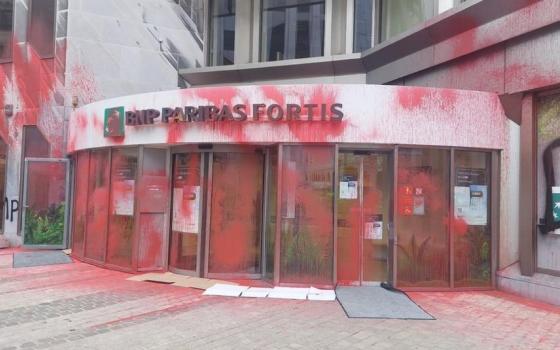 تلطيخ بنك بي إن بي باربيا في بلجيكا