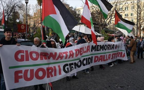 احتجاج خارج المقر الدبلوماسي الأمريكي بروما وميلانو