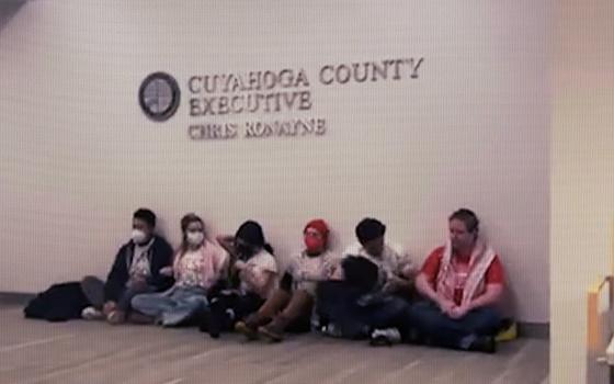 اعتصام بمكتب مقاطعة _كوياهوجا_ لمطالبتها بوقف الاستثمارات