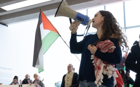 متضامنة تهتف لتعطيل معرض تيرنر