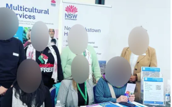 صورة لموظفات مستشفى أسترالي إحداهن ترتدي قميصًا يحتوي رمزًا مؤيدًا لفلسطين