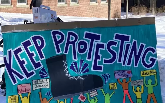 لافتة تدعو للاستمرار بالتظاهر