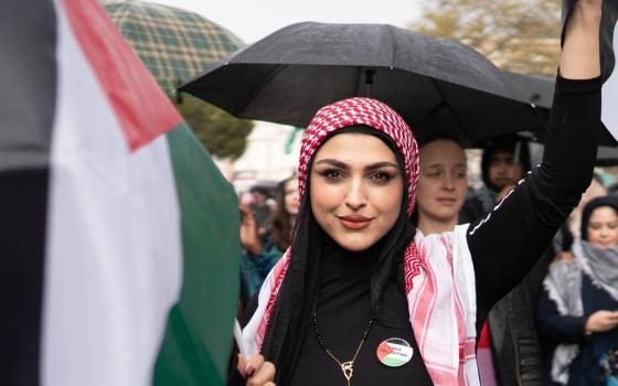 سيدة داعمة لفلسطين باحتجاج تضامني