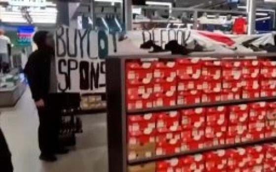 احتجاج داخل أحد محلات "ريبوك" في مانشستر