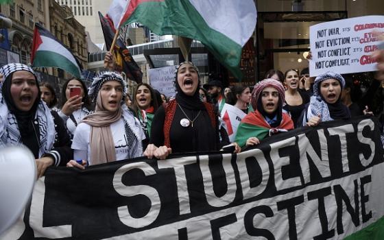 دعمت غزة.. جامعة سيدني تعتذر بعد تهديد طالبة ماليزية بالطرد