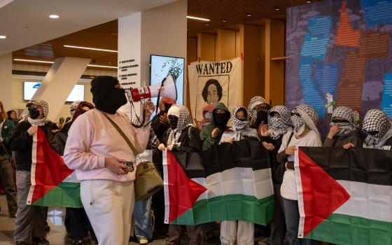 في كلية بارنارد,, طلاب يحتلون مبنى "ميلستين" احتجاجًا على طرد زملائهم