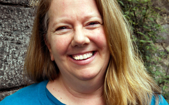 جينيفر سكارلوت خريجة جامعة كولومبيا تتنازل عن شهادتها بعد قمع الطلاب