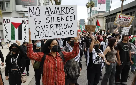 احتجاج داخل متجر يبيع منتجات إسرائيلية في فرنسا.. وإضاءة فيلم عن غزة على مبنى"BBC" في اسكتلندا