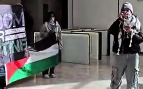 تؤمن آلة الإبادة.. أنصار فلسطين يحتجون ضد شركة "أليانز" في برمنغهام