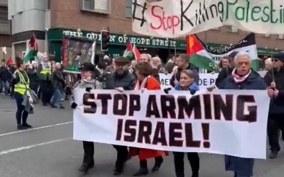 "أوقفوا تسليح إسرائيل".. مسيرة تضامنية تجوب شوارع ليفربول نصرةً لفلسطين