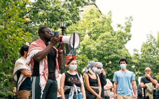 كلنا ندعمك!.. ملاحقة أمريكية لطالب متضامن رفع دعوى ضد ترامب