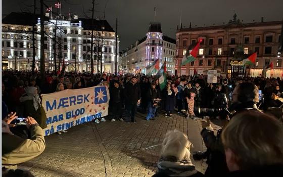 شريكة بالإبادة.. نشطاء يحتلون مكتب شركة "ميرسك" للشحن في ليفربول