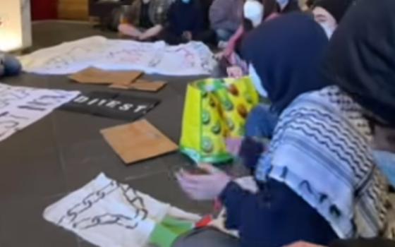 "اسحبوا الاستثمارات".. طلاب يحتلون مكتب استقبال إدارة جامعة إدنبرة