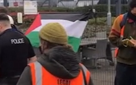 أنصار فلسطين يحاصرون مصنع "إلبيت" الإسرائيلي في بريستول.. ونشطاء مؤيدون لفلسطين يقاطعون كلمة وزير الأعمال البريطاني