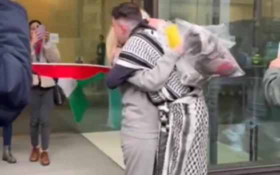 متعاونة مع "إلبيت".. إطلاق سراح ثلاثة نشطاء أغلقوا شركة "أليانز" في لندن