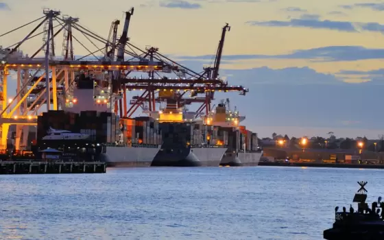 يخدم الاحتلال.. خبراء قانون البحار يدعون لوقف النقل غير القانوني