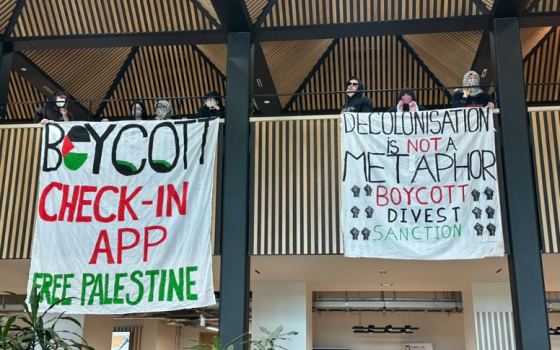 متورطة مع الاحتلال.. نشطاء يحتلون مبنى مجلس الشيوخ في جامعة بريستول