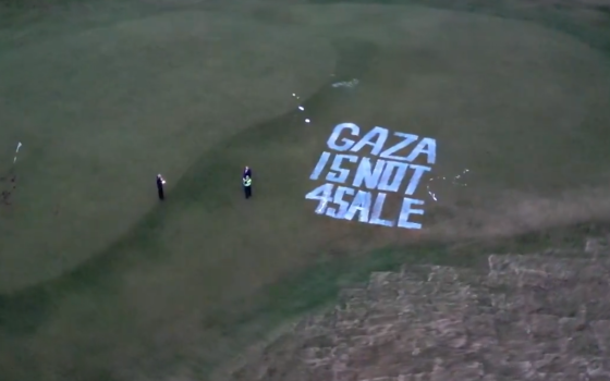 "غزّة ليست للبيع".. مؤيّدون لفلسطين يقتحمون ملعب ترامب للغولف بأسكتلندا