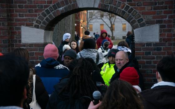 في جامعة هارفارد.. طلاب يحتجون على اقتحام دبابات الاحتلال للضفة الغربية