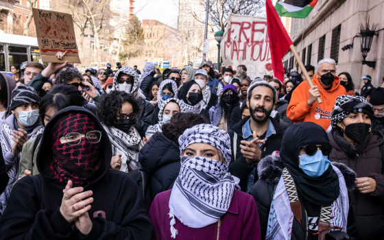 احتجاجات ملثمة بجامعة كولومبيا رفضًا لقيود حظر الكمامات