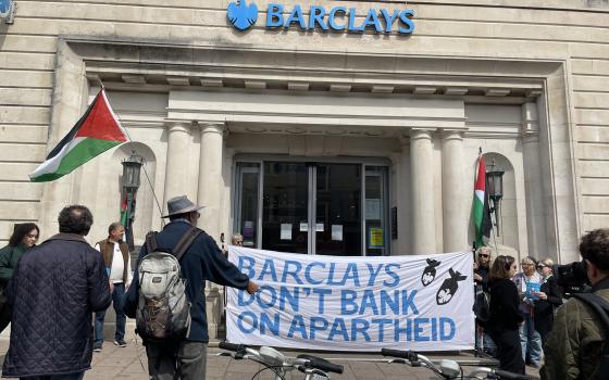 يستثمر في الإبادة! احتجاج خارج فروع بنك "باركيلز" في غلاسكو وبرايتون