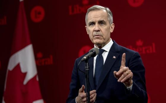 "أوقف تسليح إسرائيل".. ناشطة تقاطع كلمة لرئيس وزراء كندا الجديد