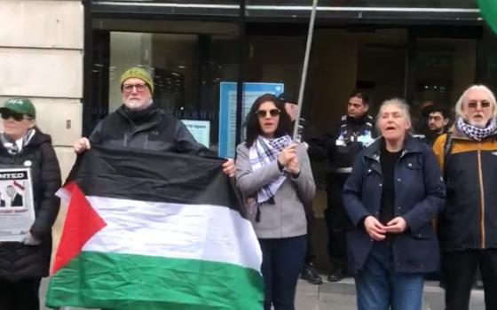 شريك بالإبادة!.. مظاهرة أسبوعية في غلاسكو ضد بنك "باركليز"