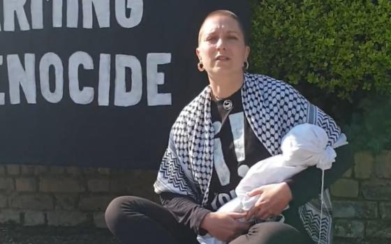 تكريمًا لشهداء غزة.. ناشطتان تستهدفان منزل وزير خارجية بريطانيا بجثث رمزية