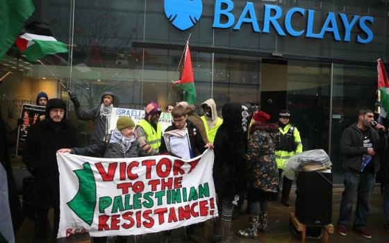 "يمول الإبادة".. دعوات إلى الدوري الإنجليزي لإنهاء الشراكة مع "باركيلز"