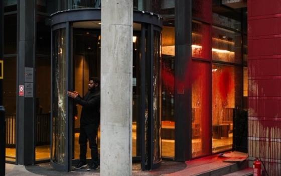 تُسلح الاحتلال ..نشطاء "حركة فلسطين" يستهدفون مكتب "أفيفا" بمانشستر