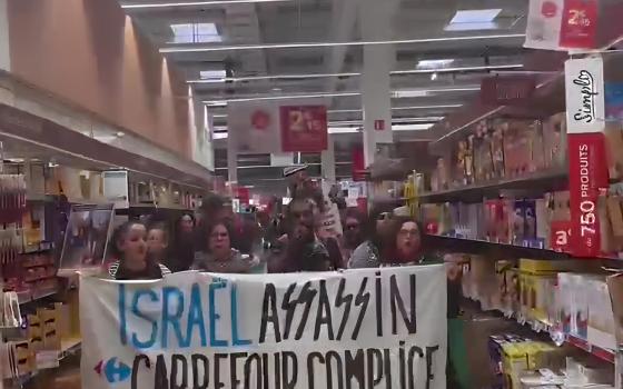 "شريك في الإبادة" احتجاج فرنسي داخل كارفور تنديدًا بدعمه الاحتلال