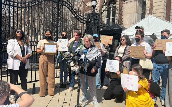 خريجو كولومبيا يمزقون شهاداتهم دفاعًا عن داعمي لفلسطين