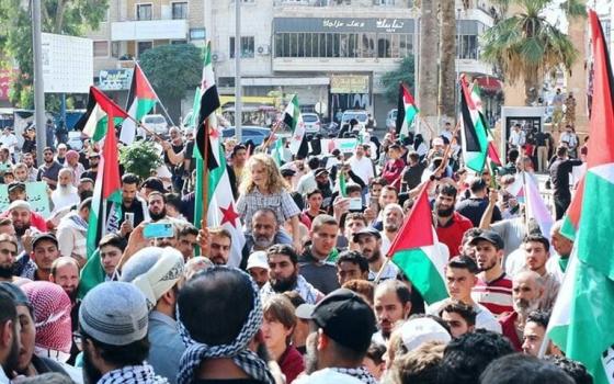 "قضيتنا مشتركة" سوريون يتظاهرون في إدلب تضامنًا مع قطاع غزة