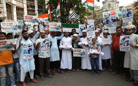 "أنقذوا غزة".. مظاهرة تضامنية أمام السفارة الأمريكية في الهند