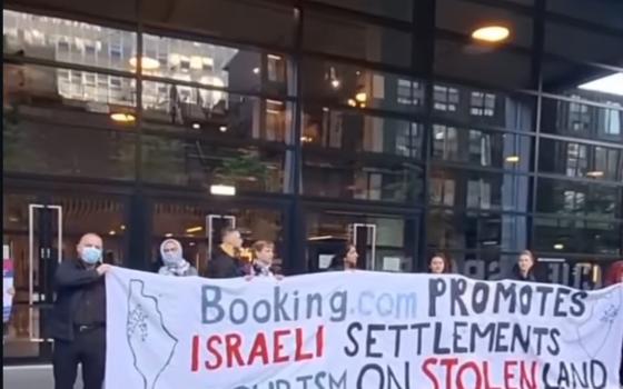 تروج للمستوطنات!.. أنصار فلسطين يعطلون اجتماع لشركة "بوكينغ" في مانشستر