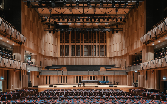 قدم عرضًا ترفيهيًا للجنود!.. دعوات بريطانية لإلغاء حفل لفنان إسرائيلي