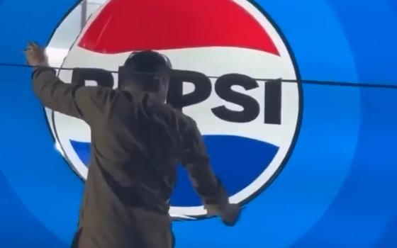 "شريكة بدماء الفلسطينيين".. باكستانيون يزيلون شعار "بيبسي" احتجاجًا على الإبادة بغزة