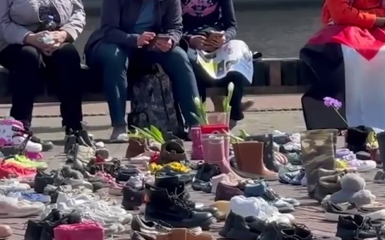 “يستشهدون حفاةً!”.. إحياء ذكرى أطفال غزة الشهداء بفعالية هولندية مؤثرة