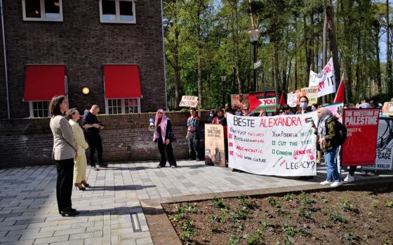 "قاطعي إسرائيل" متظاهرون يحتلون جسرًا بروتردام للضغط على جامعة رادبود