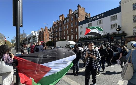 في لندن.. أنصار فلسطين يغلقون شارعًا رئيسيًا تضامنًا مع غزة