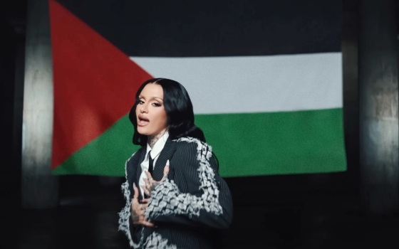 تدعم فلسطين بأغنياتها..  تحريض صهيوني ضد فنانة أمريكية تستضيفها “كورنيل”