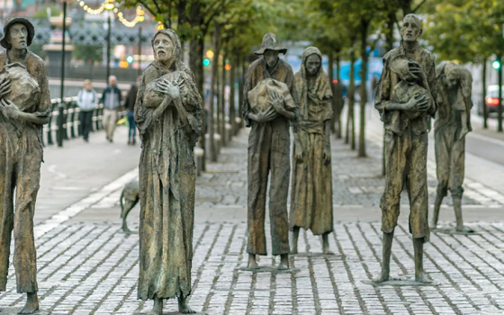 وضع الكوفية على تمثال المجاعة تذكيرًا بالمجاعة في غزة