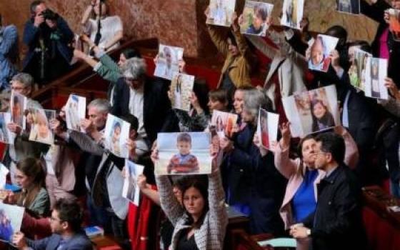 نواب فرنسيون يرفعون صور شهداء غزة الأطفال داخل البرلمان