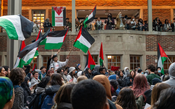 تغطية احتجاجات التضامن تقود صحيفة طلابية للفوز بجائزة عريقة