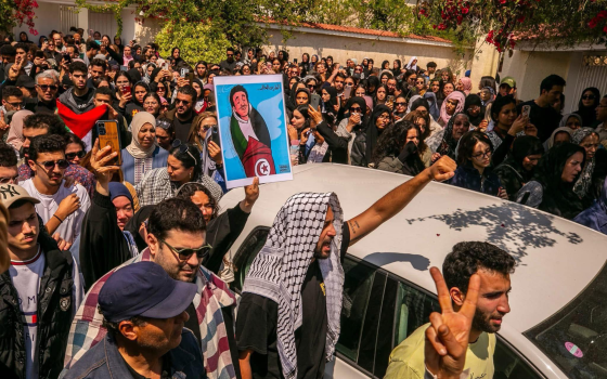 “لا نعيش وهم يموتون”.. التونسيون يشاركون بتشييع “شهيد الراية الفلسطينية”