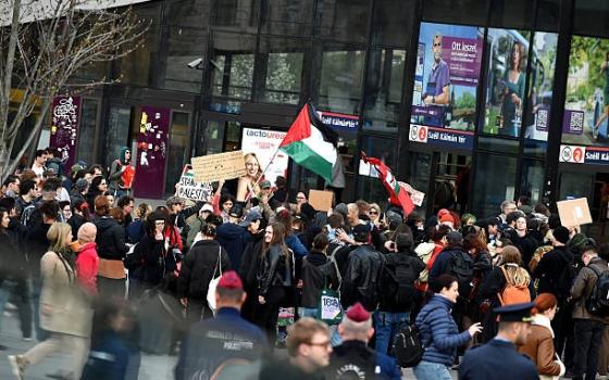 "مجرم حرب".. أنصار فلسطين في بودابست يتظاهرون ضد زيارة نتنياهو